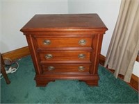 Very nice 4 drawer dresser, nightstand. Drawers