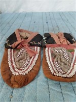 INDIAN MOCCASINS BEADED AND LEATHER POUCH - OLD