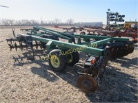 JD 510 disk/ripper 5 shank 30" spacing