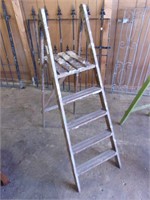 4.5' Display Ladder