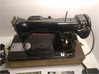 Singer Sewing Machine 15-125 complete kit w case