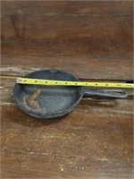 GrandMothers Small Cast Iron Pan, Country Decor, F
