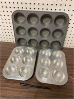 3 MUFFIN PANS