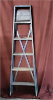 Solid Wood Ladder 5'