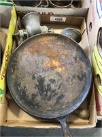 PAIR OF FOOD GRINDERS, CAST IRON GRIDDLE PAN