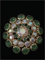 GREEN AND CLEAR RHINESTONE DECORATED BROOCH;  GOLD