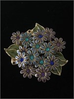 GOLD FLORAL BROOCH PIN;  COSTUME JEWELRY,