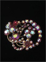 GOLD BROOCH WITH MULTICOLOR RHINESTONES;  MADE I