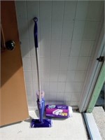 SWIFFER WET JET WITH NINE MOPPING PADS