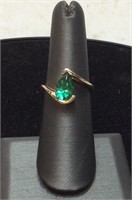 10K GREEN STONE GOLD RING 3.4G SIZE 6