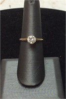 10K CLEAR STONE GOLD RING 1.4G SIZE 7