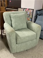 Craftmaster Swivel Upholstered Chair