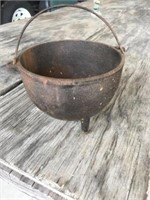 Sm Iron Footed Pot (6" Dia x 4" Tall)