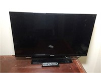 Samsung 32" TV on Stand with Remote