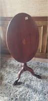 Vintage tilt top table, very sturdy
25.5 x 16.5"