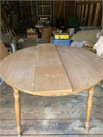 Round dining table with 1 leaf