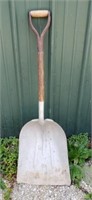 Aluminum scoop shovel