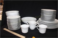 62 Piece Dinnerware