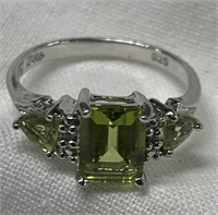 Sterling Silver Ring w/ Peridot Gemstones Sz 7