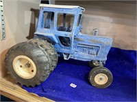 Ford metal tractor with duallys and cab 1/16