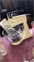 Sunbeam Mixmaster with 2 bowls and 2 sets of