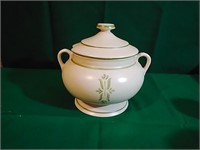 Large Heager pot with lid. In great shape