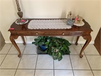 SOFA / ENTRY / ACCENT TABLE & LONG DOILY