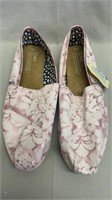Pair of women’s TOMS slip on shoes (new) size 9W