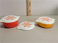 2 Pyrex 6" bowls with 3 lids