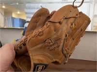 L - Leather Baseball Mit