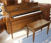 Story and Clark oak piano w bench in exc.
