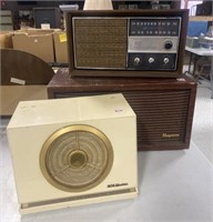 1 Vint Magnavox Radio, 2 Vint RCA Radios