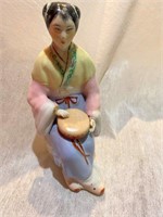 nice chinese porcelain figure of woman sitting