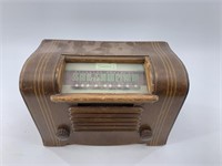 A vintage Sonora radio Model RBU-207 in working co