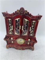 Lidded jewelry box with clock            (700)