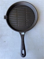 cast iron frying pan with ridges and pouring