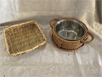 Lot of 2 wicker baskets and pan