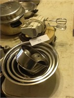 STAINLESS MIXING BOWLS AND MIXER