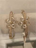 Gold bracelet with flower shape center