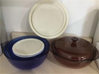 Miscellaneous Pyrex dishes with lids