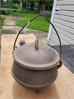 Cast iron kettle with lid and bale