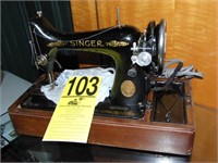 Singer Tabletop Sewing Machine w/Case
