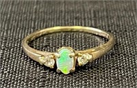 SWEET ANTIQUE 10K YELLOW GOLD RING WITH OPAL
