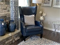 WINGBACK CHAIR W/THROW PILLOW