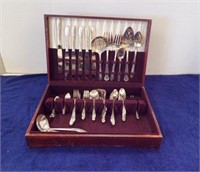SET OF SILVERPLATE FLATWARE IN CASE SERVICE FOR 6.