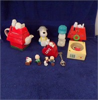 FLAT OF "SNOOPY" ITEMS INCL TEAPOT, FIGURINES ETC