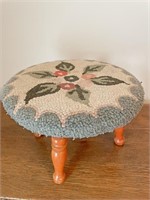 Small latch hook stool