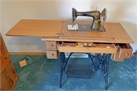 Treadle singer sewing machine very nice with