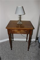 Side Table w/ Lamp 18x21x27