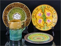 4 MAJOLICA POTTERY PLATES WITH ONE PITCHER